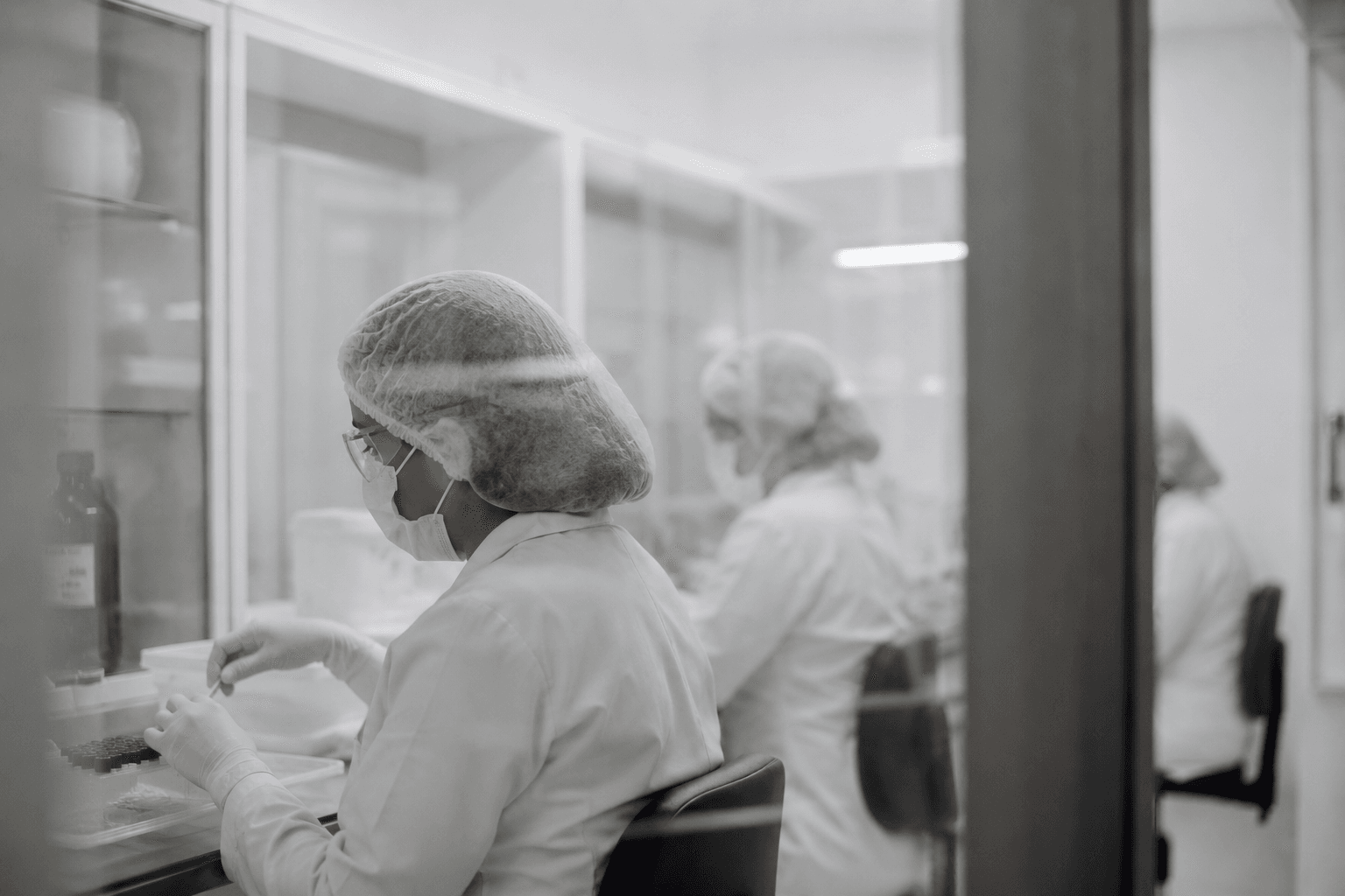 Sala limpa do laboratório Lumia — técnicos em ambiente controlado